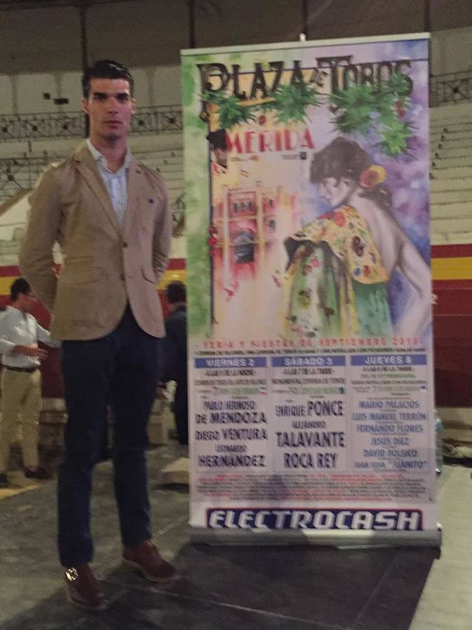Jesús Díez junto al cartel de la Feria de Mérida 2016