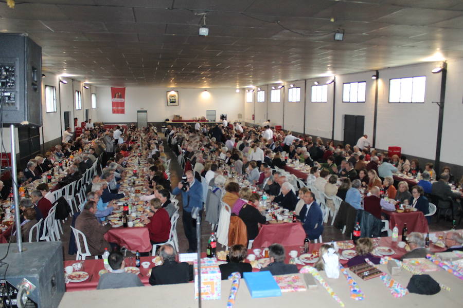 Participantes en la comida organizada por el Hogar del Pensionista