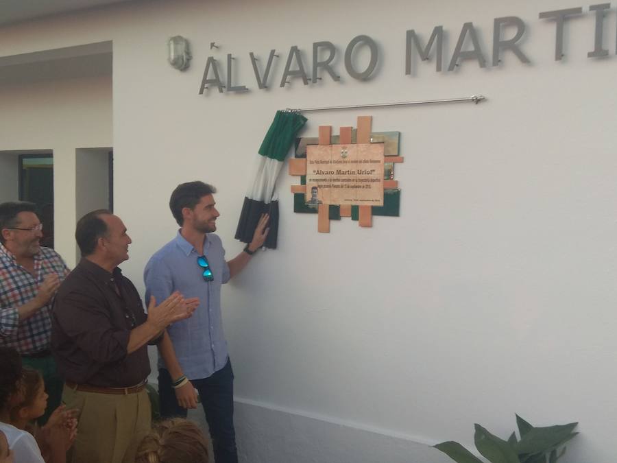 Álvaro Martín descubriedno la placa conmemorativa