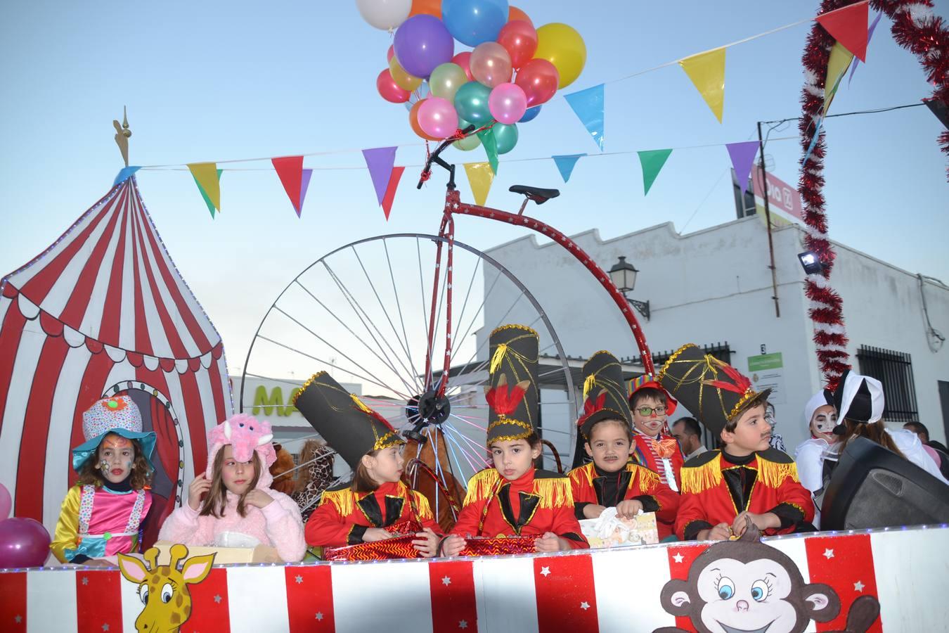 Nueve Carrozas y más de 100 niños en ellas que lanzaron una tonelada de caramelos en la noche de la ilusión.
