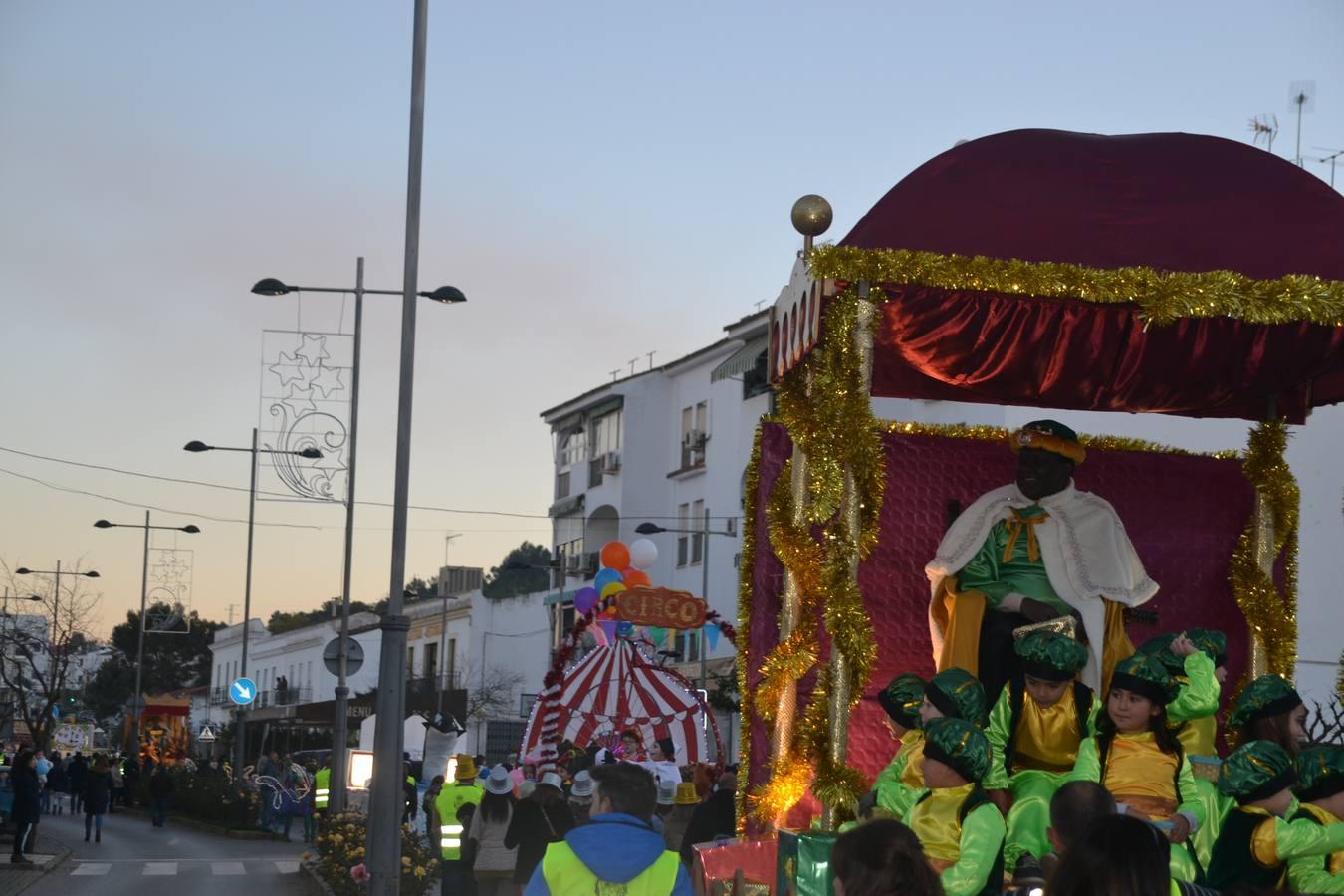 Nueve Carrozas y más de 100 niños en ellas que lanzaron una tonelada de caramelos en la noche de la ilusión.