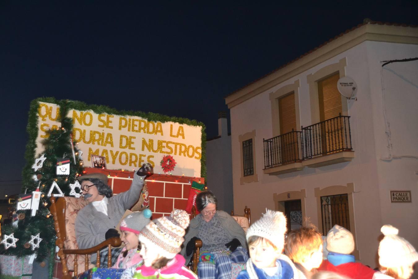 Nueve Carrozas y más de 100 niños en ellas que lanzaron una tonelada de caramelos en la noche de la ilusión.