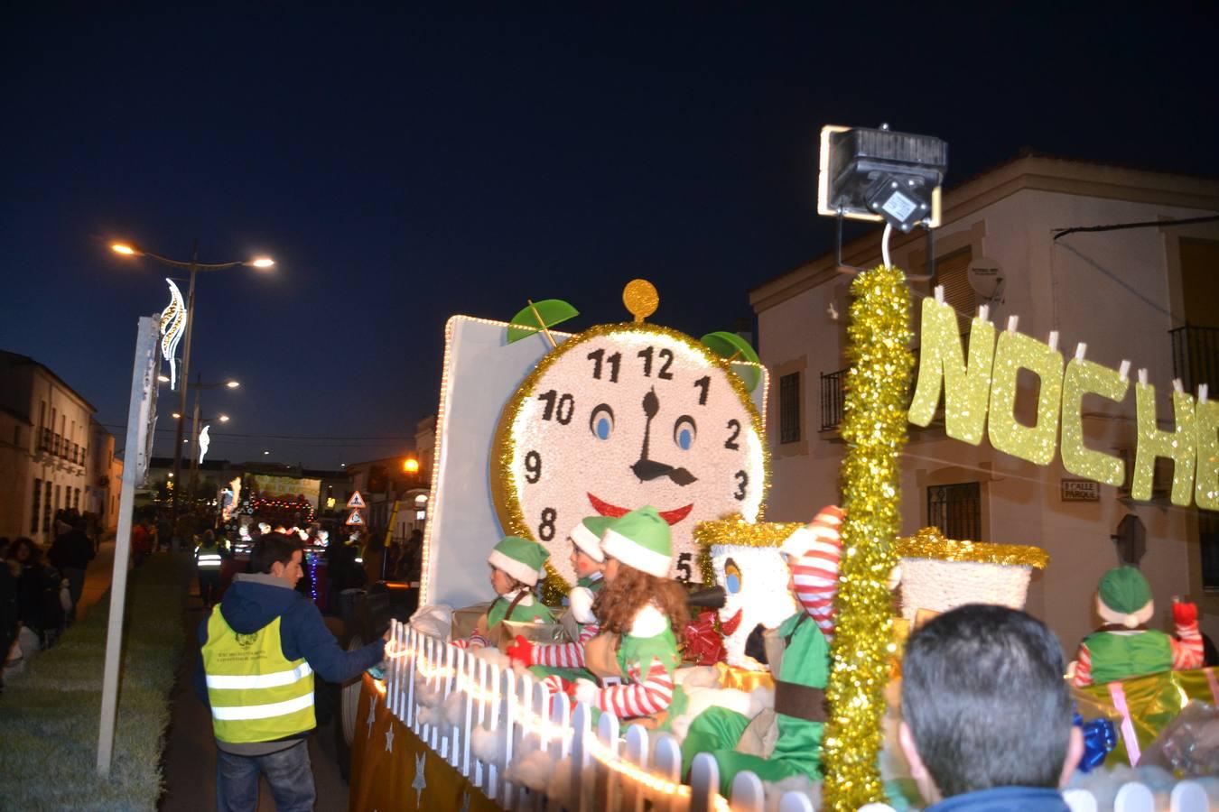 Nueve Carrozas y más de 100 niños en ellas que lanzaron una tonelada de caramelos en la noche de la ilusión.