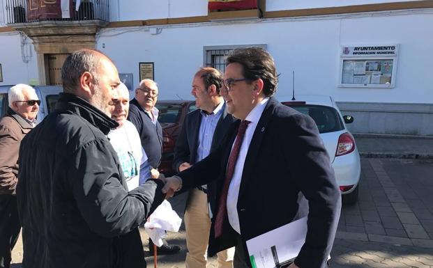 Juan Barrientos junto al consejero de Sanidad, José Mª Vergeles durante una visita de éste último a la localidad HOY