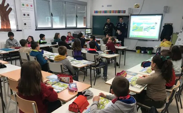 Los policías en uno de los centros educativos el primer día de la campaña este lunes 