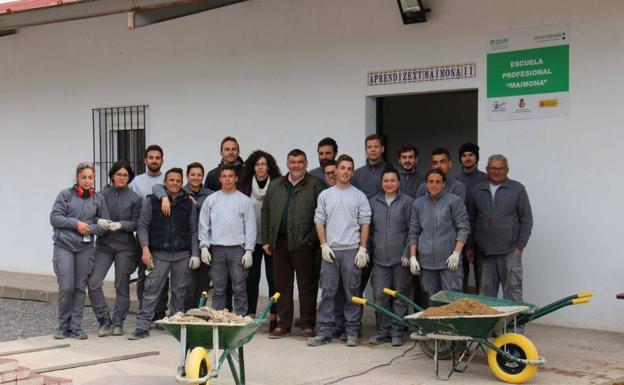 Alumnos y monitores durante la visita del alcalde 