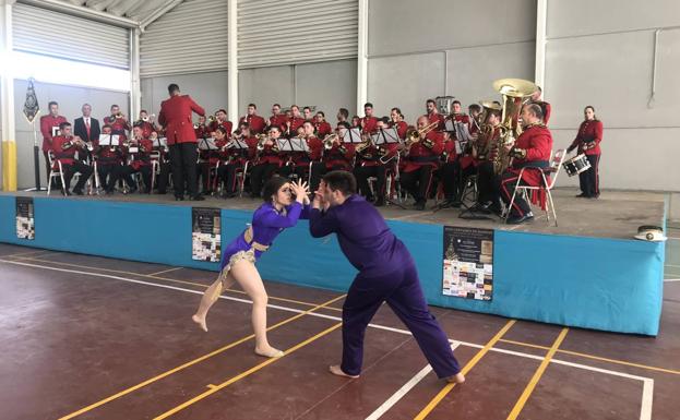 La banda acompañada por la pareja de baile 