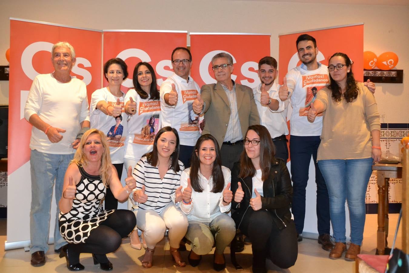 La candidatura junto a otros miembros del partido 