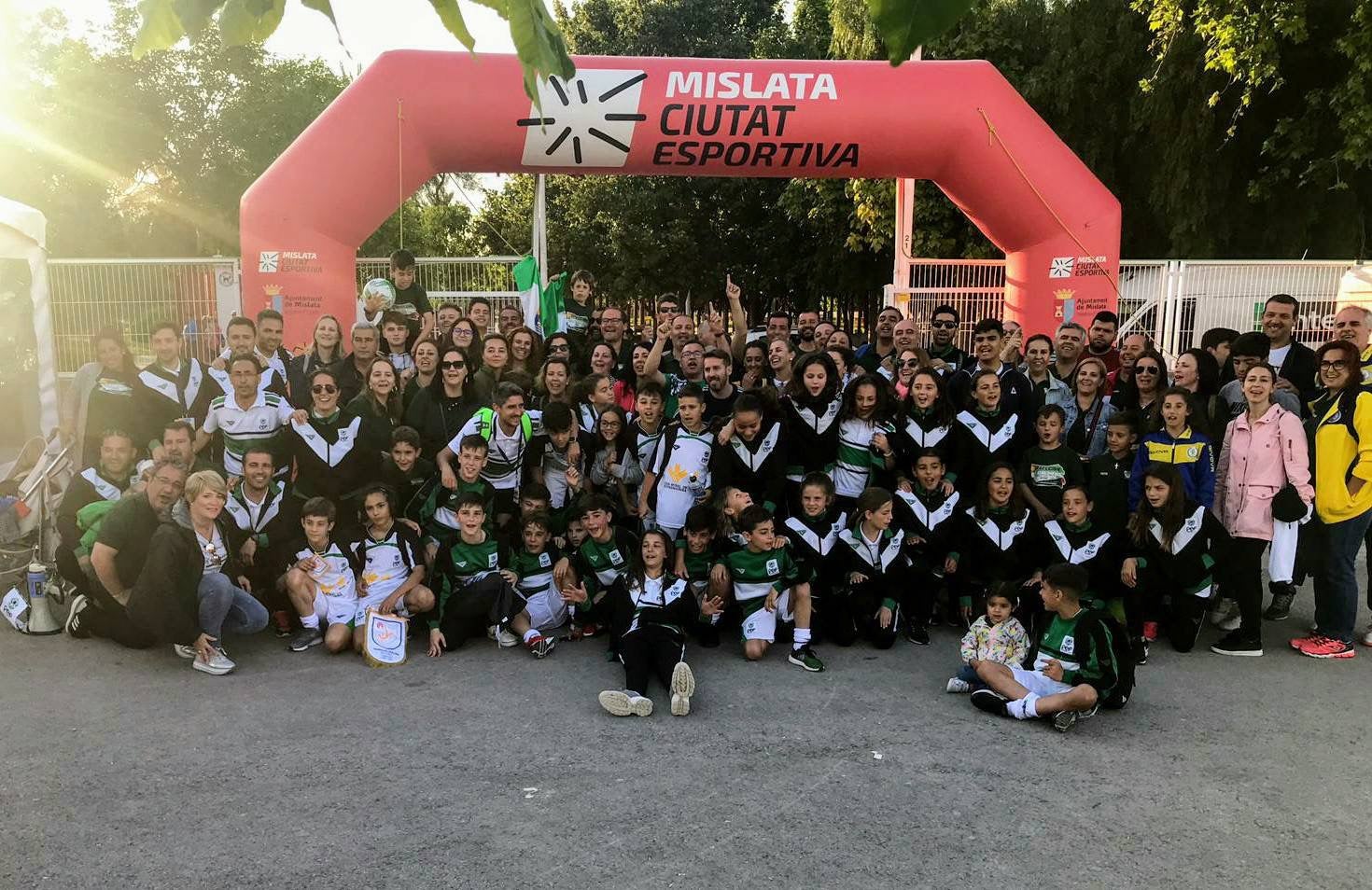 Chicos, chicas y toda la afición extremeña que se ha dado cita en Valencia