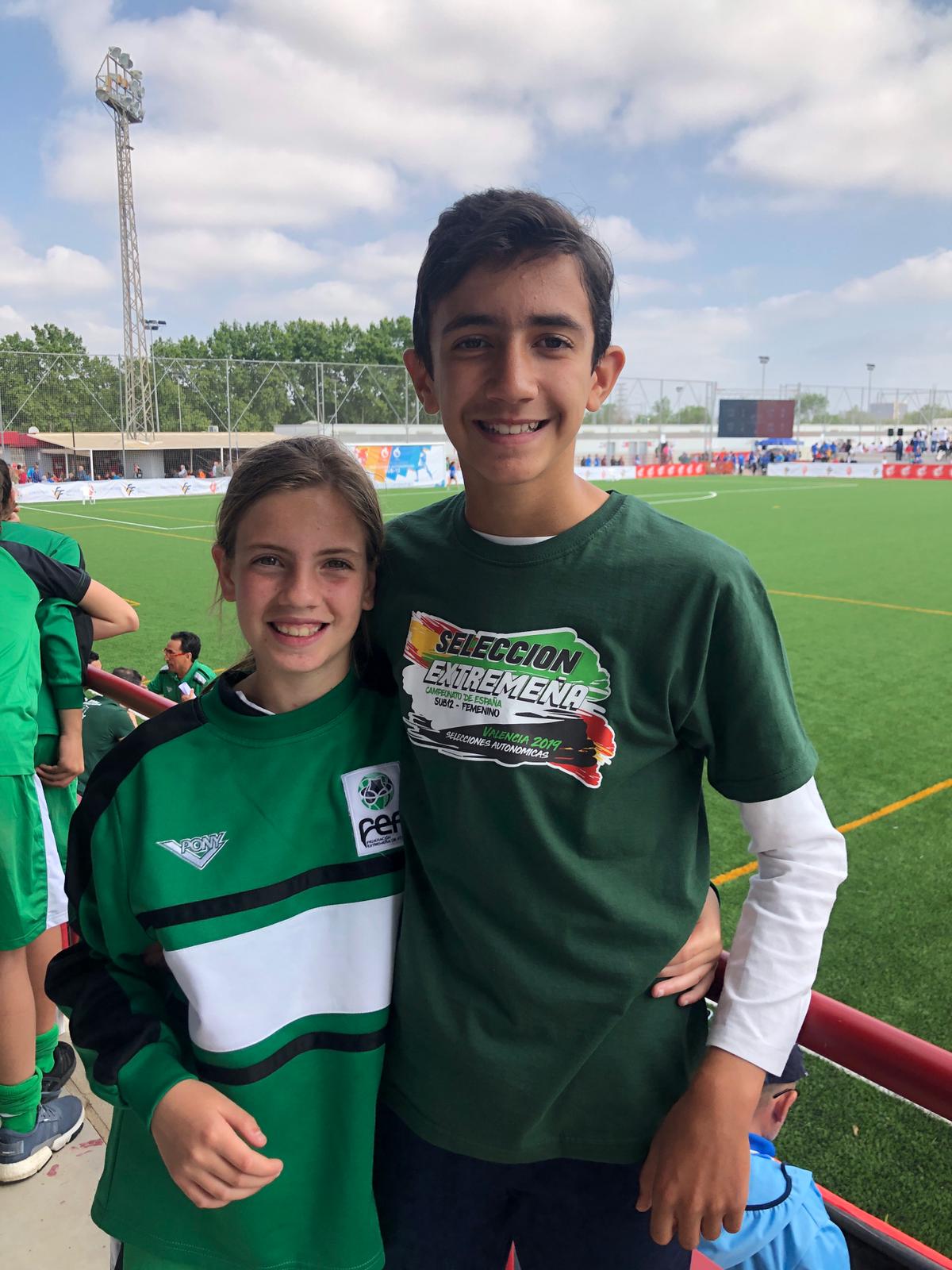 Elena y su hermano Pablo tres la disputa del primer partido de Elena. Caras de felicidad con goleada