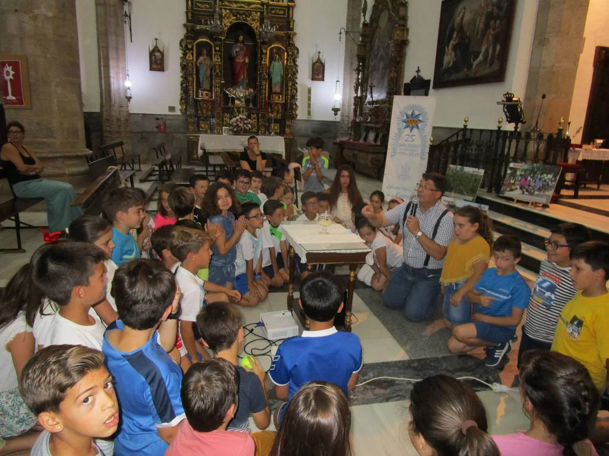 Los niños rezando ante el Santsimo 