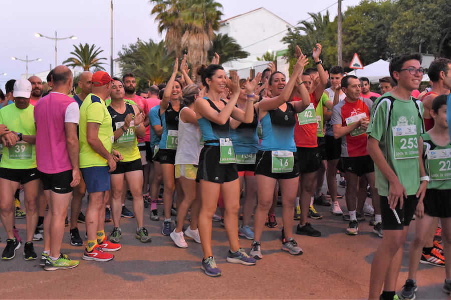 Instantes antes de la salida de la XIII Nocturna santeña, caras de felicidad entre los participantes