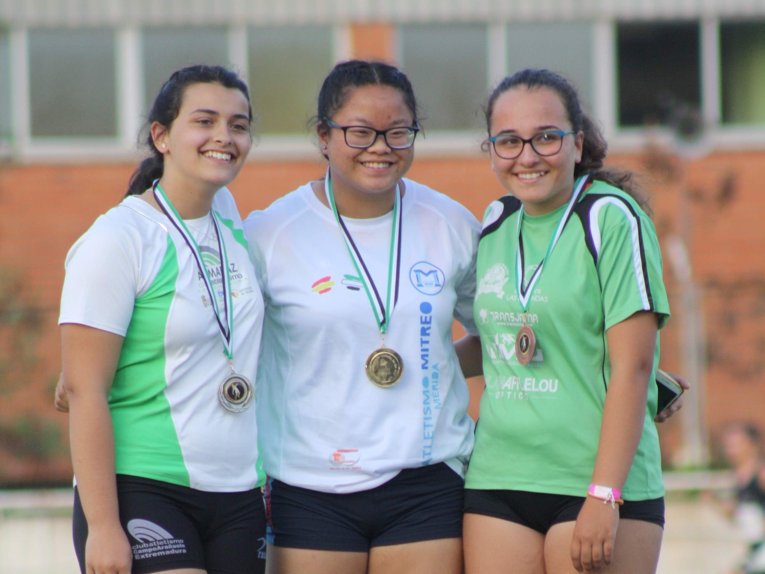 Paula muy sonriente con su tercera posición en el podium.