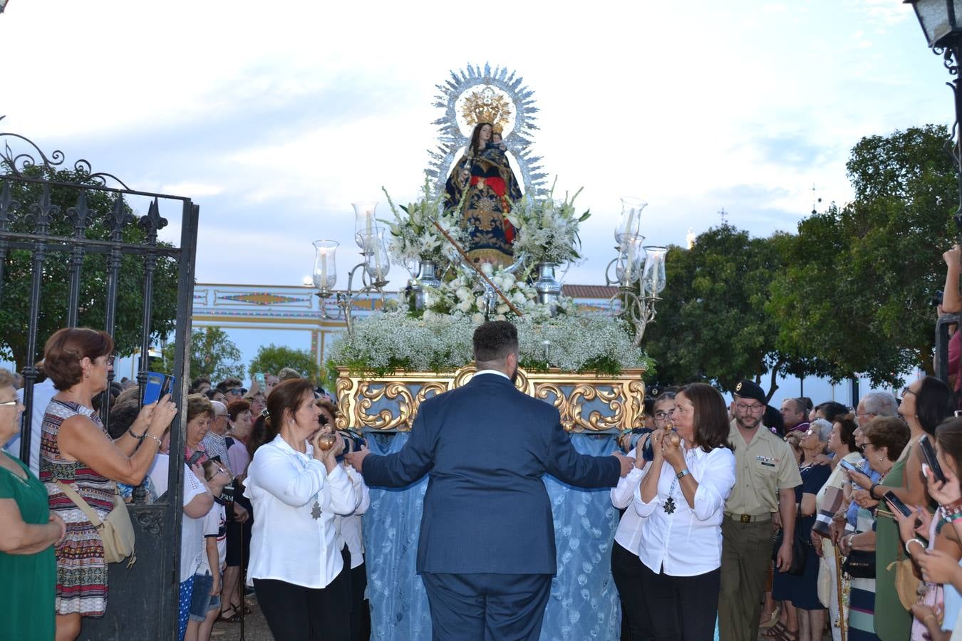 El Paso de la Virgen a la entrada en el antepatio 