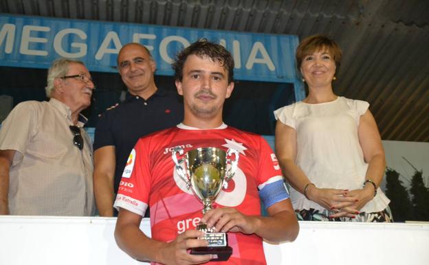 Mark recogió el torfeo de subcampeones 