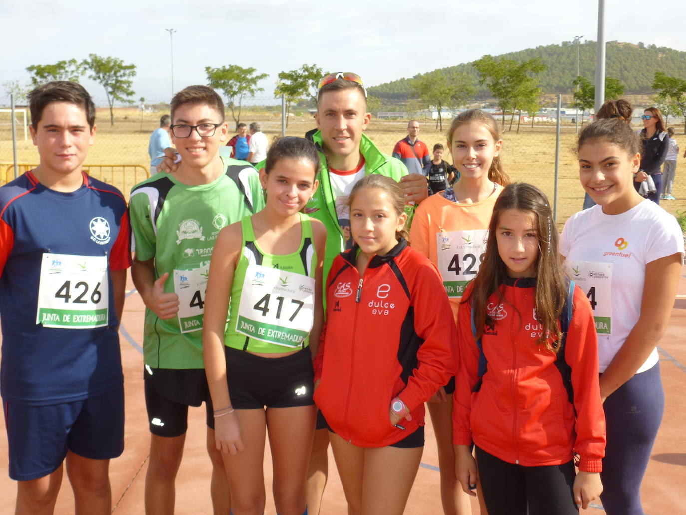 Grupo de los mayores con su capitán al mando Pedro. FOTO LOREN
