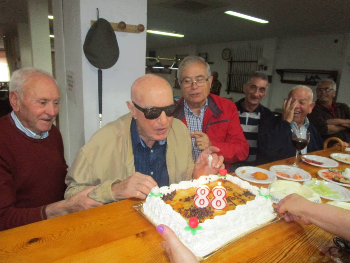 Luis soplando las velas 