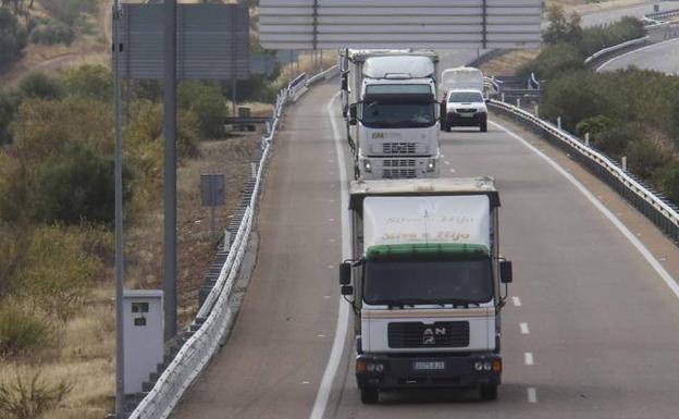 El radar situado en la A-66 en el 'cruce de la muerte', cerca de Los Santos, es el que más multa de la región