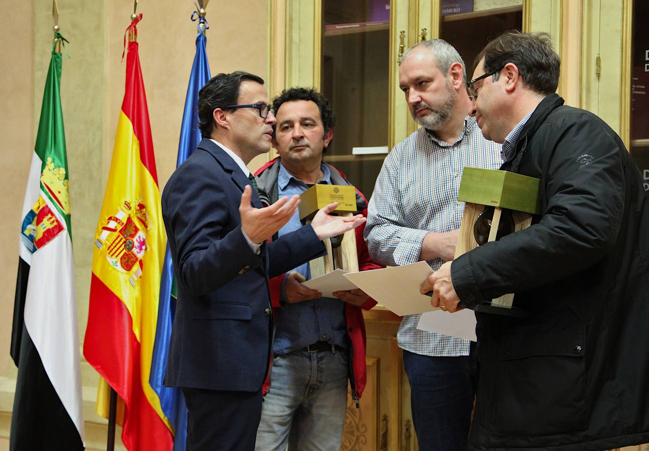Dos de los primeros premios para Cooperativa Virgen de la Estrella y Almazara Ecológica Maimona de Los Santos. Con el Presidente de la Diputación 