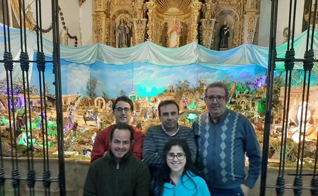 Los belenistas junto al gran Nacimiento 