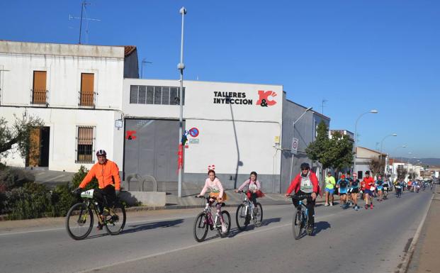 Algunos corredores a su paso por la calle Mérida 