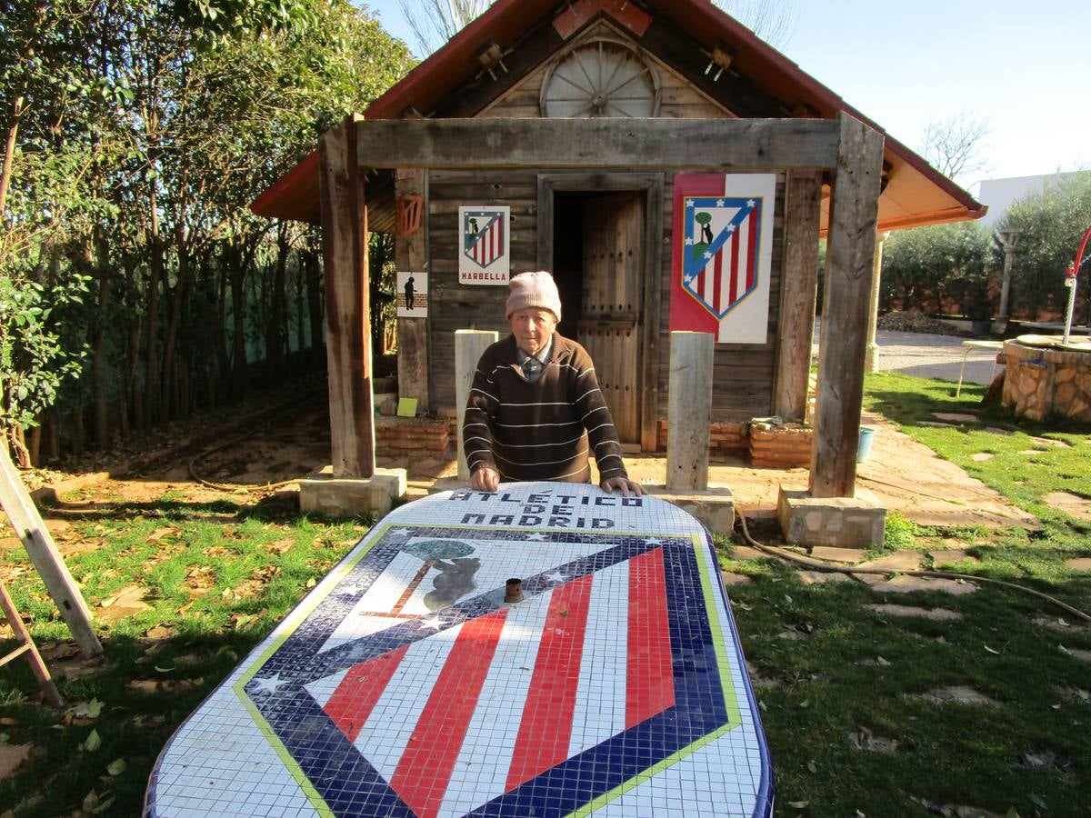 Junto a la mesa rojiblanca con los colores de su Atlético de Madrid 