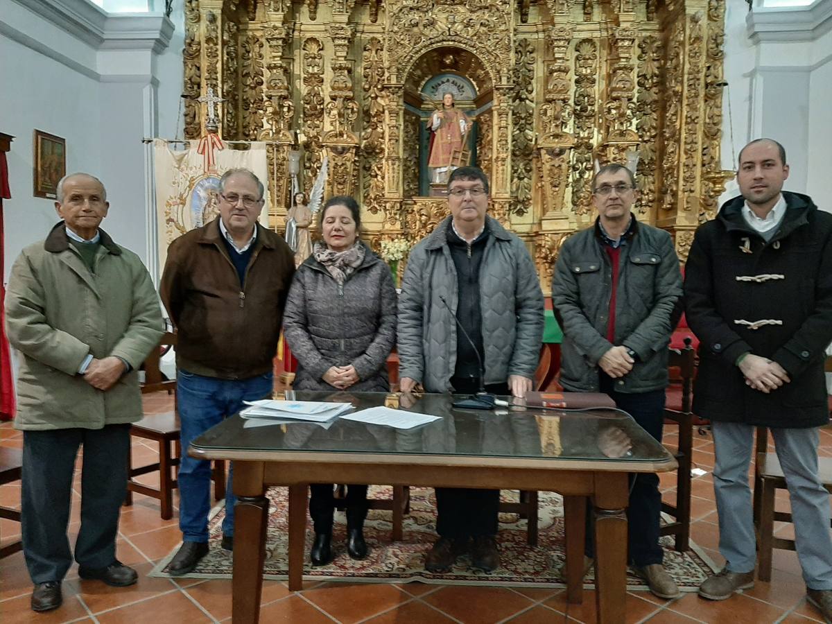 La mesa electoral con la elegida Mari Carmen Tinoco 