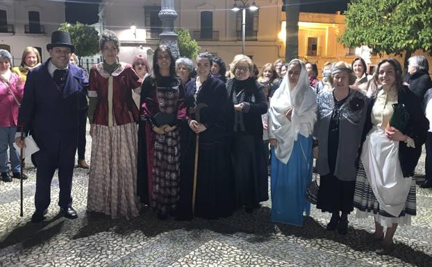 Las actrices de la ruta dramatizada junto a su director 