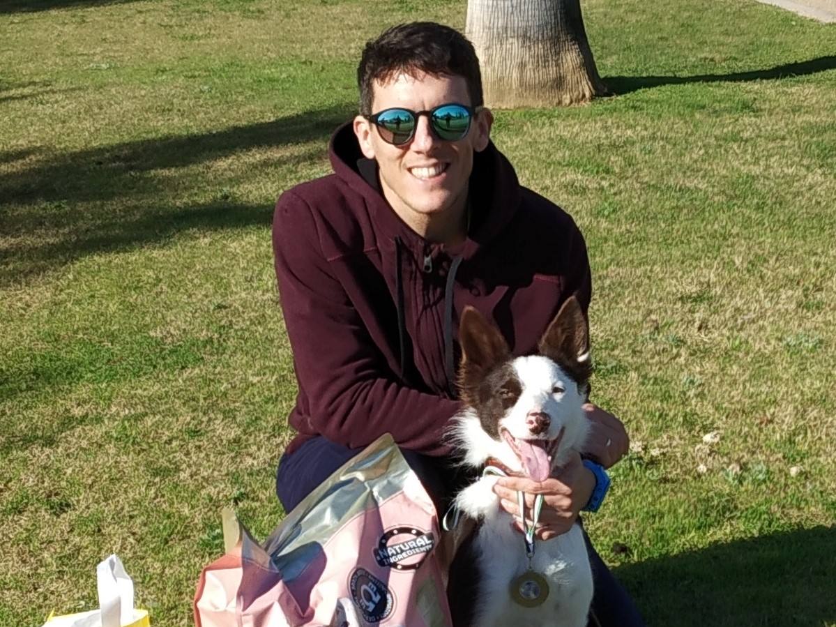 Jesús y su perrita Lucky felices tras una de las pruebas de esta temporada, donde no se bajaron del podium