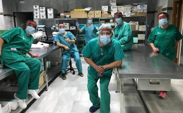 Sanitarios con las máscaras 