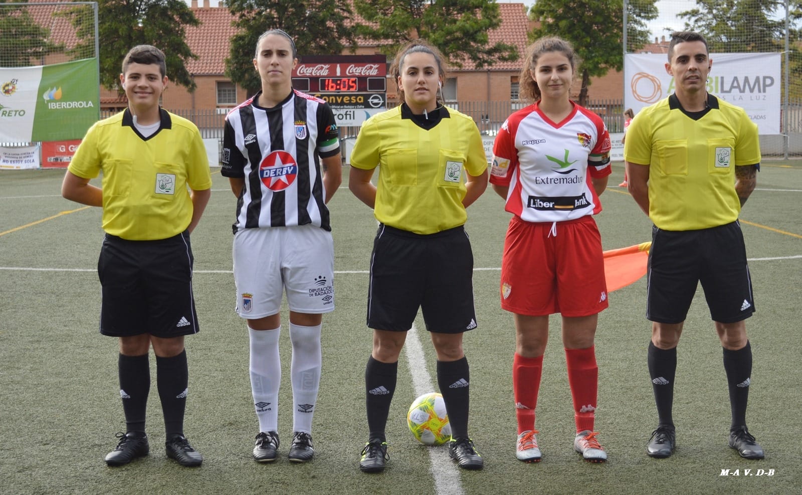 Árbitra principal en un partido de fútbol femenino entre C.D. Badajoz y C.D. Santa Teresa