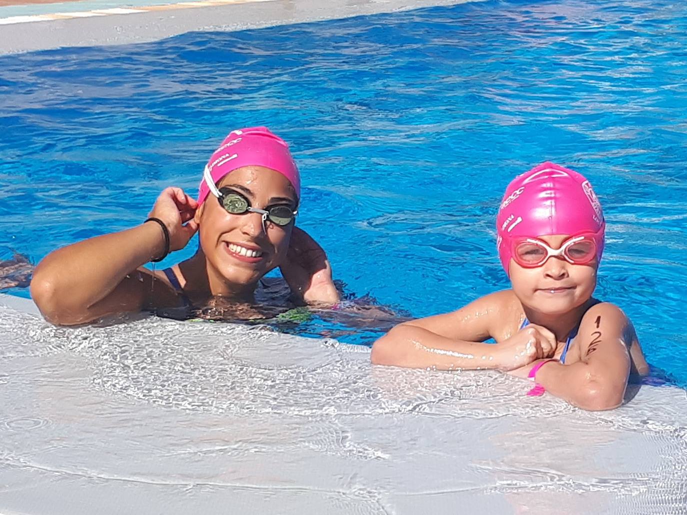 Dos jóvenes nadadoras del C.N. Maimona