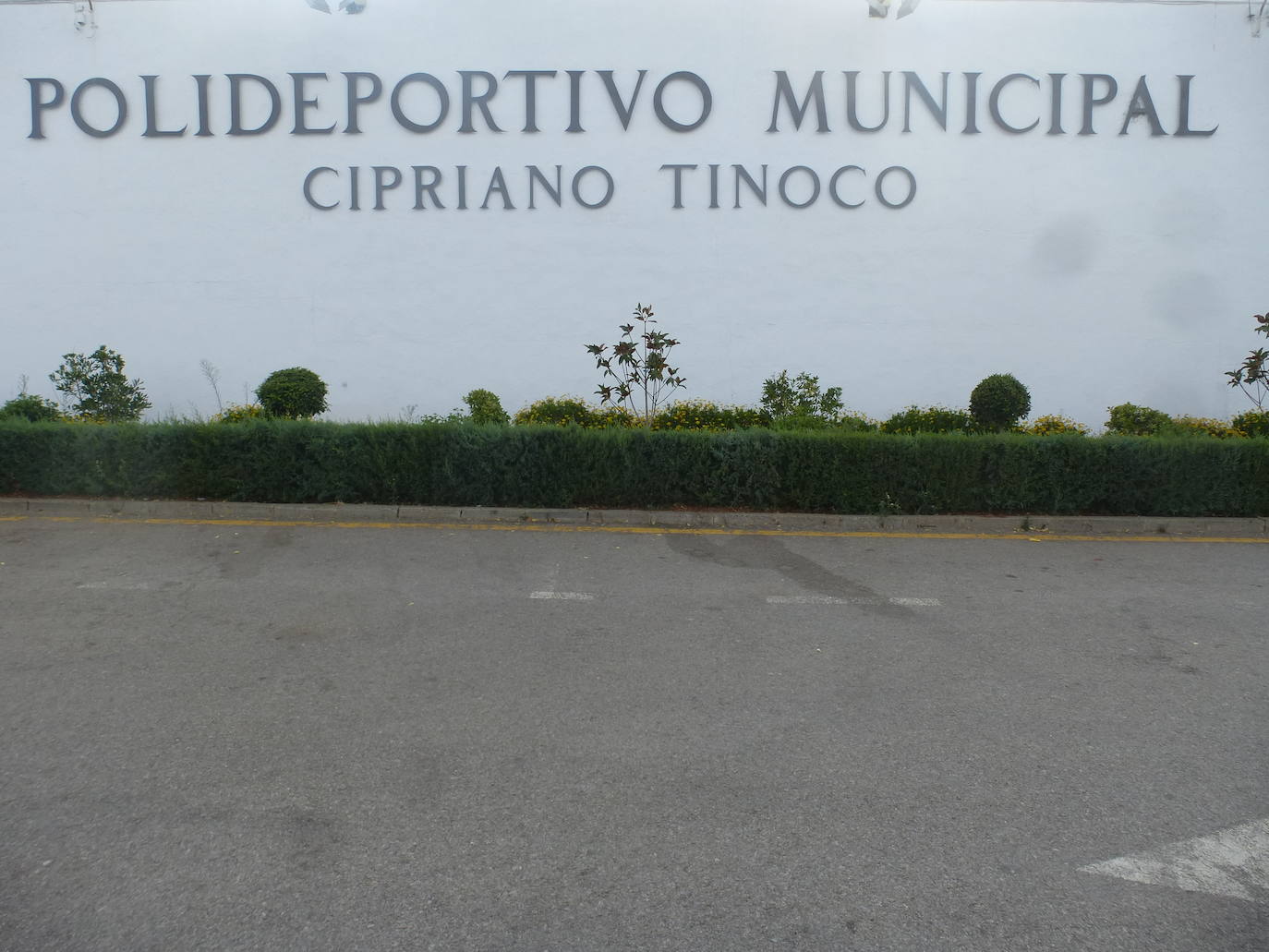 El polidpeortivo permance cerrado y sin actividad deportiva, como todas las instalaciones deportivas muncipales, desde el decreto de alarma del estado