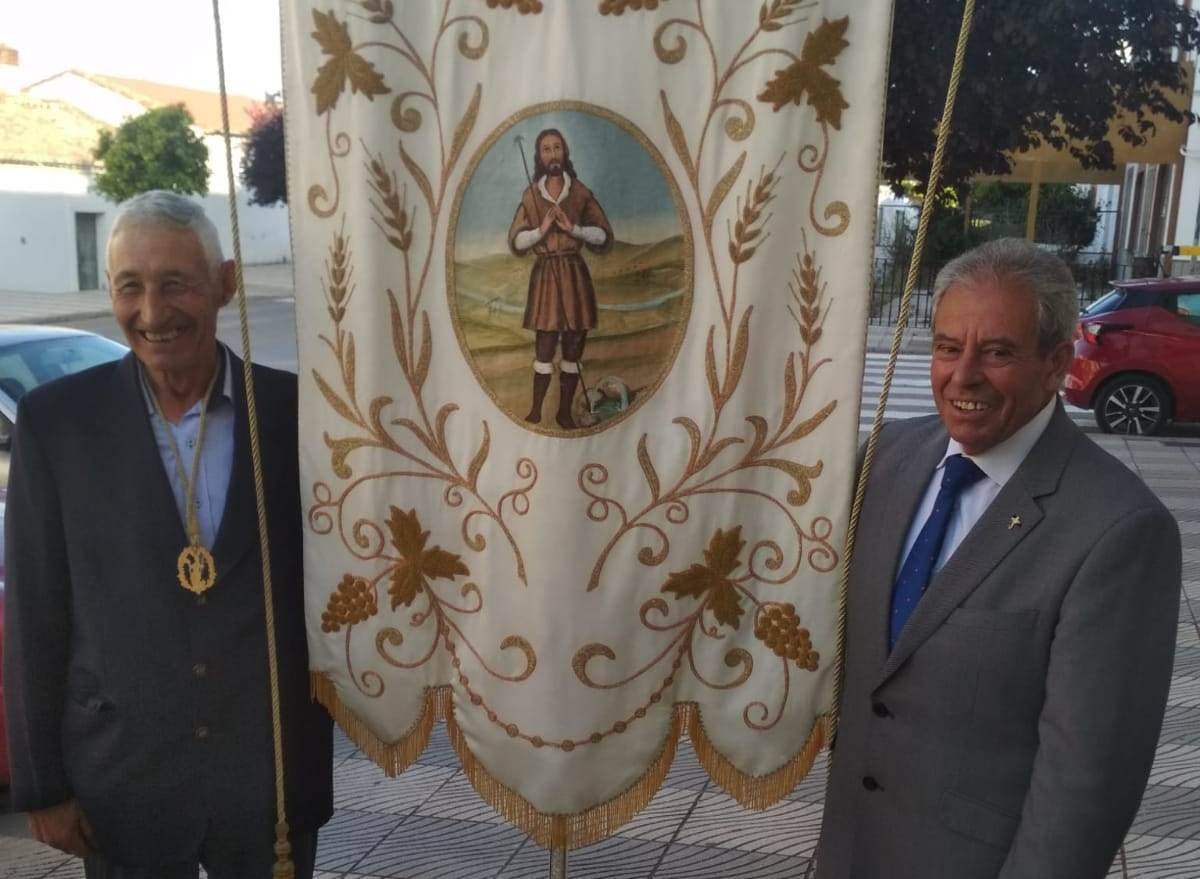 Juan Gutierres, el mayordomo saliente y Manolo Pachón el entrante 