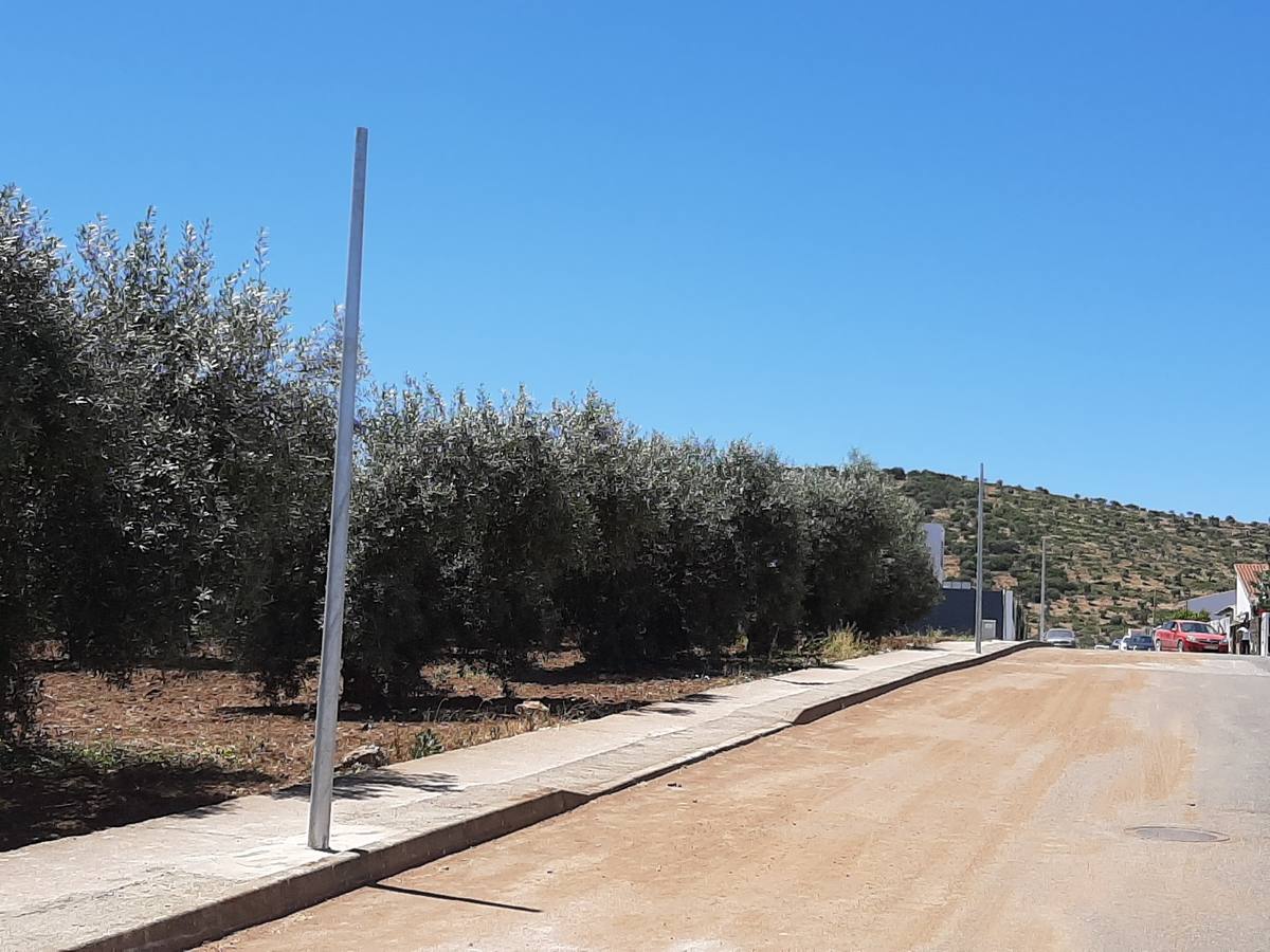 En la urbanizaciión de la Virgen ya se estan poniendo nuevos postes. 