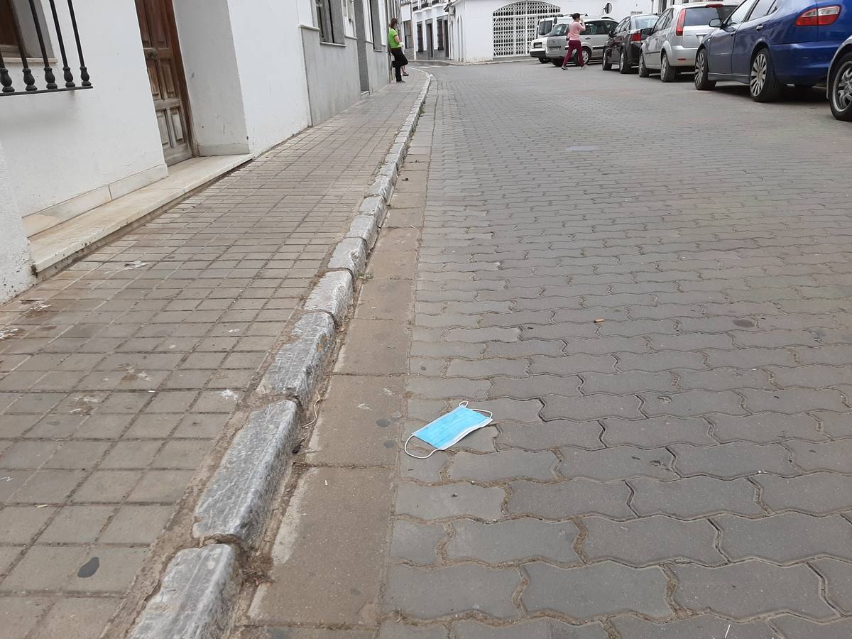 Otra mascarilla en plena vía pública 
