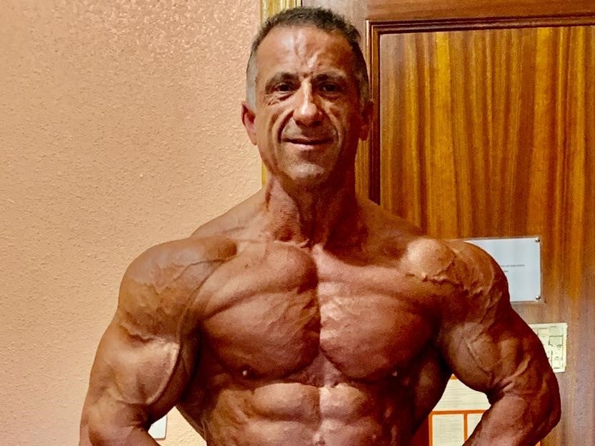 El experto culturista santeño, justo instantes antes de subirse a las tablas a competir