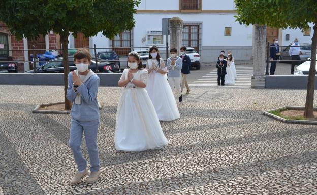 Los niños en dirección al templo 