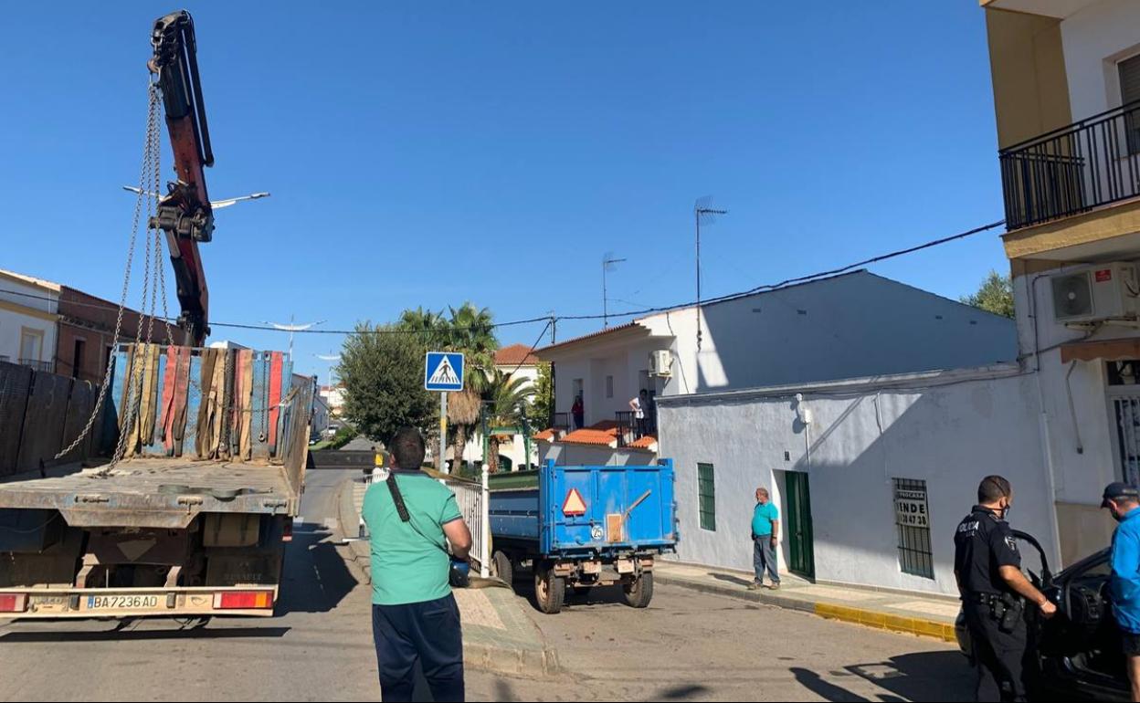 Una grúa pluma intervino para mover el remolque 