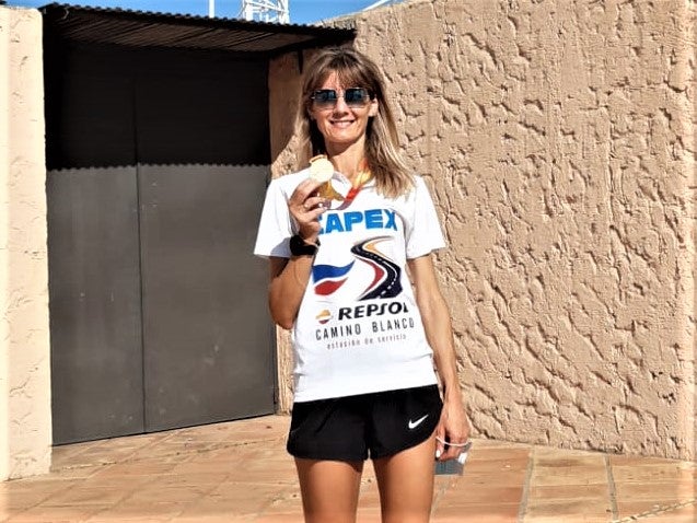 Laura posa feliz con su medalla de oro nacional