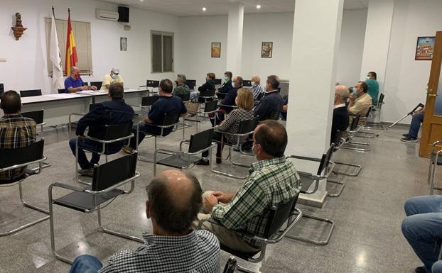 Una de las reuniones mantenidas con los vecinos 