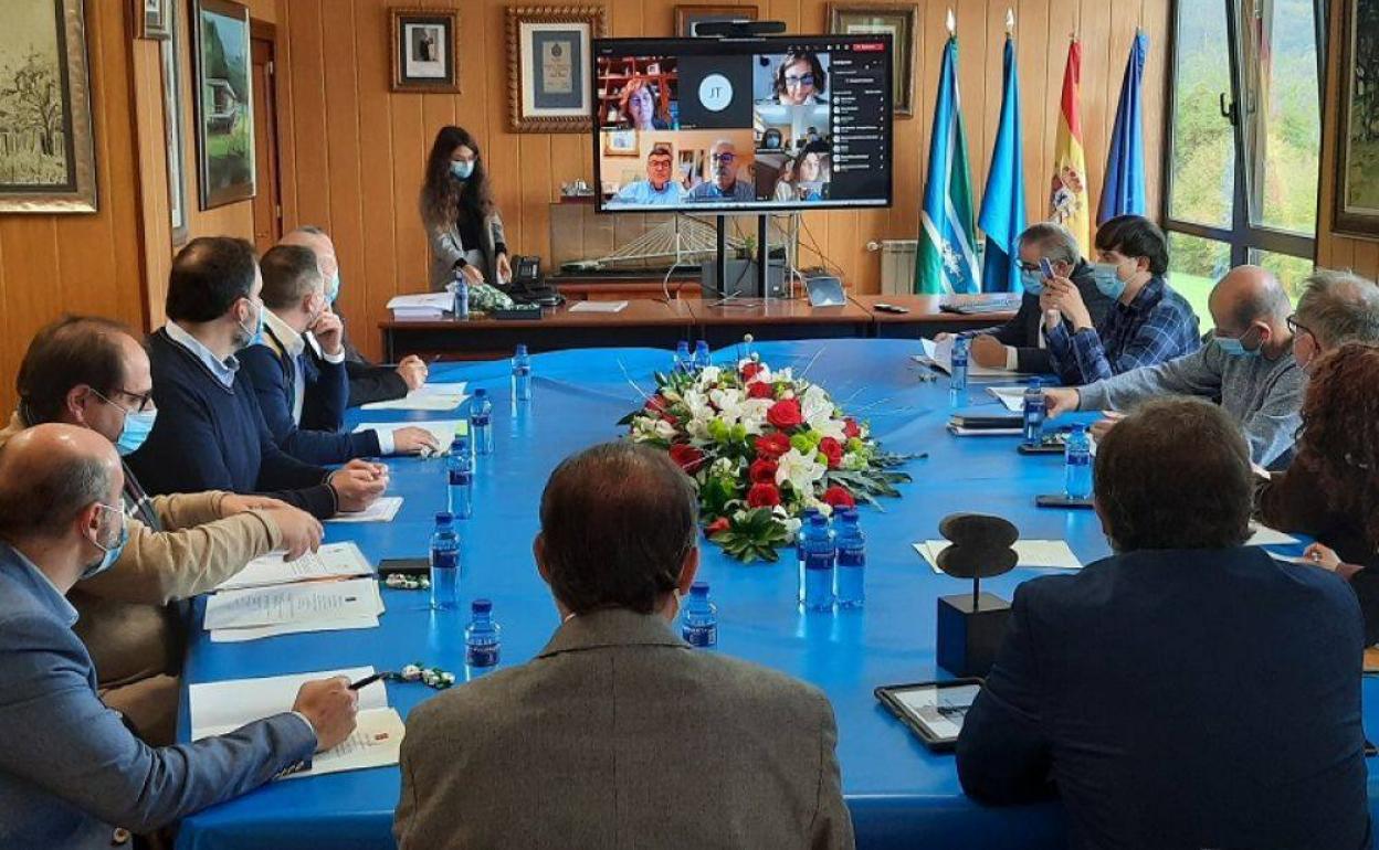 El alcalde estuvo presente en la asamblea de forma telemática 