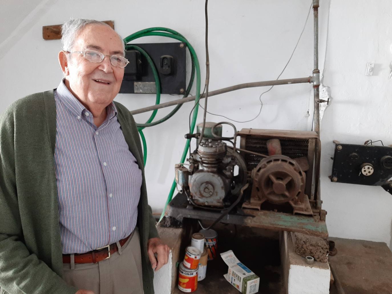 Pepe Castilla junto al viejo compresor de la fábrica 