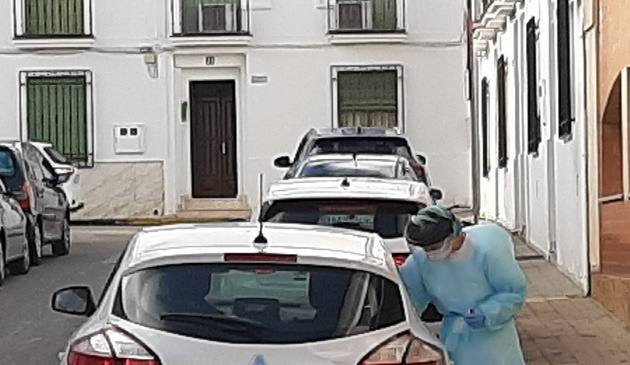 Enfermera haciendo una PCR a las puertas del Centro de Salud de Los Santos 