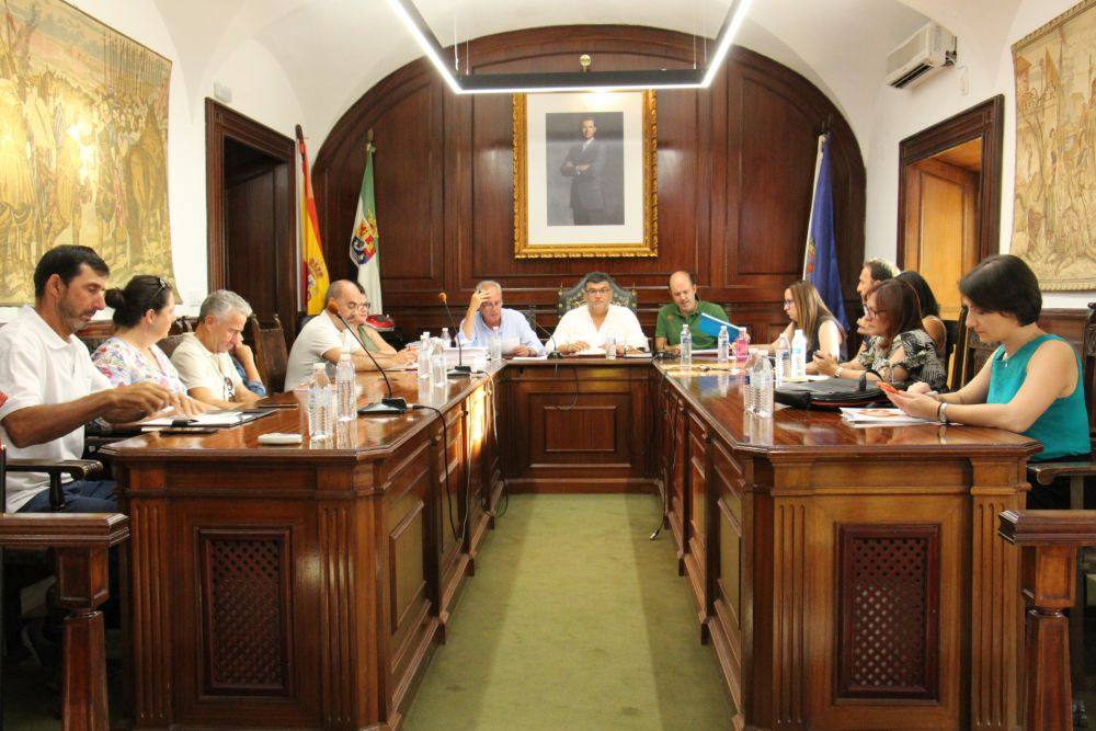 Alfonso Tovar junto al alcalde en un pleno 