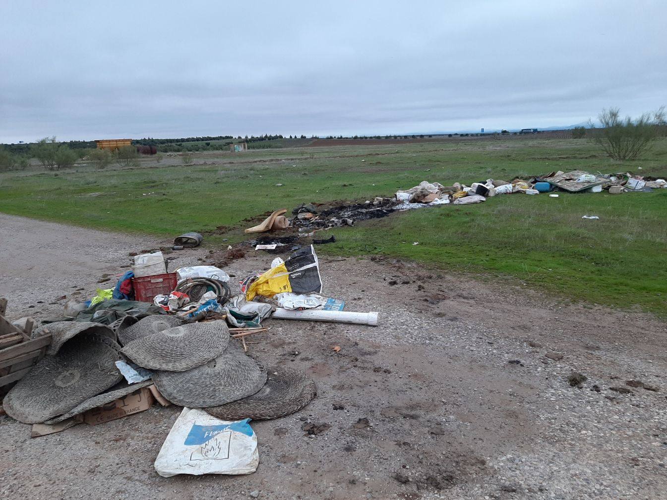 Detalles del vertido sobre el camino 