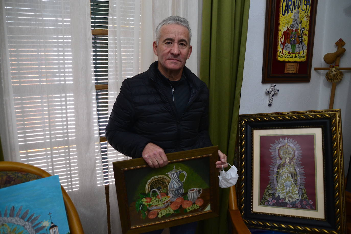 Enrique Chano con parte de su obra 