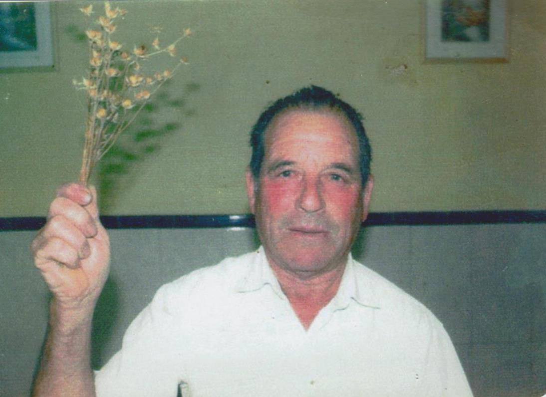 Jacobo Molina hace unos años nos enseña una planta medicinal 