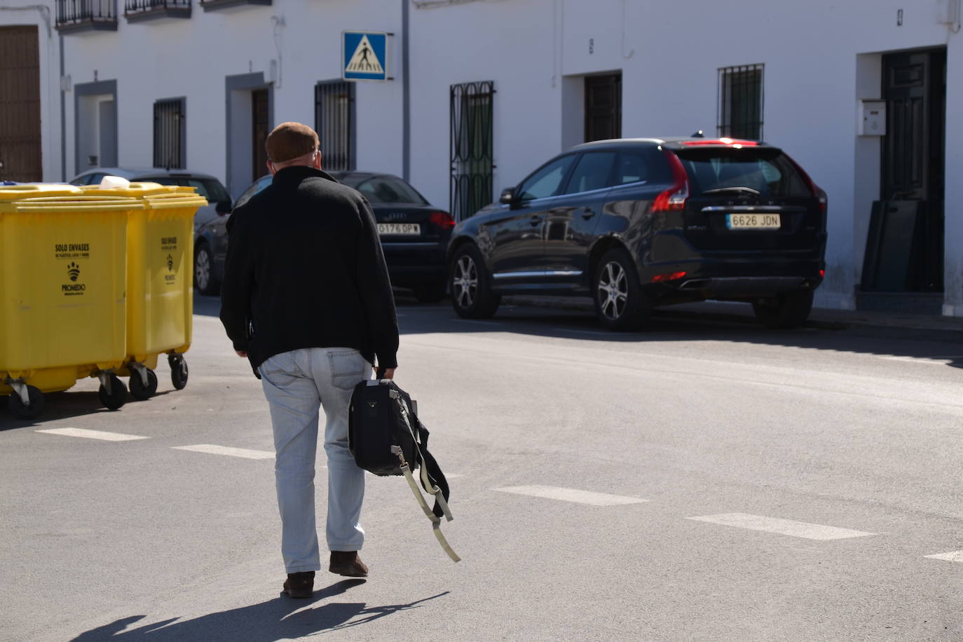 Eduardo Berciano atendiendo a enfermos a domicilio 