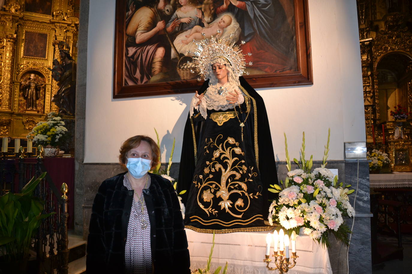 Cecilia Vazquez, junto a la imagen de la Virgen de los Dolores. 